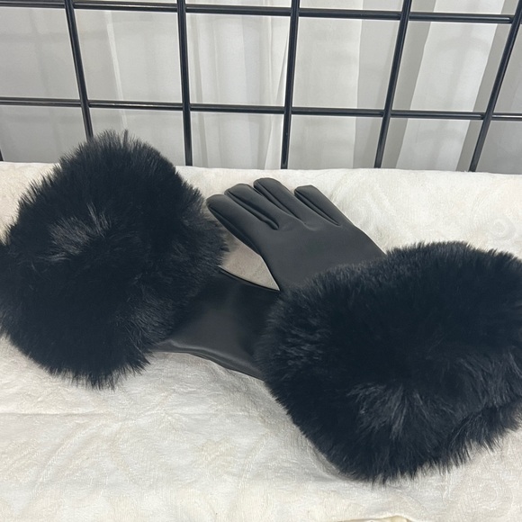 AKIRA Accessories - Faux Fur/Leather SMART GLOVES